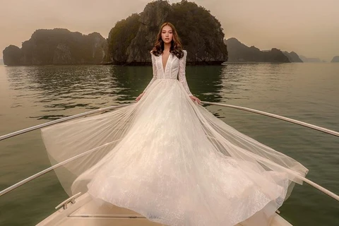 Rung động trước thiết kế váy cưới đẹp như mơ của Chung Thanh Phong