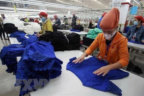 Sản xuất hàng xuất khẩu tại Công ty TNHH may Tinh Lợi, Khu Công nghiệp Nam Sách (Hải Dương). (Ảnh: Trần Việt/TTXVN)