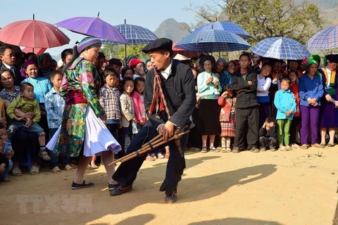 Sắc màu văn hóa dân tộc Mông tỉnh Yên Bái tại phố đi bộ Hà Nội 