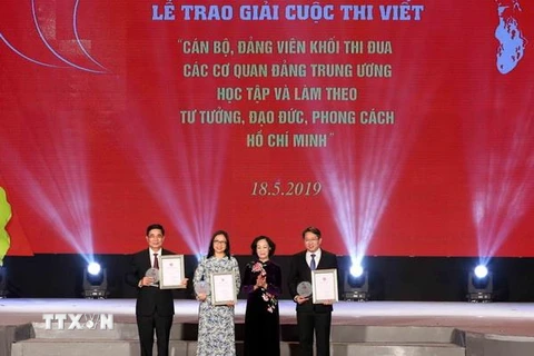 Bà Trương Thị Mai, Ủy viên Bộ Chính trị, Bí thư Trung ương Đảng, Trưởng Ban Dân vận Trung ương trao giải A cho các tập thể, cá nhân.( Ảnh: Phương Hoa/TTXVN)