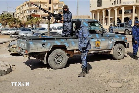 Các tay súng thuộc Lực lượng Quân đội quốc gia Libya (LNA) do Tướng Khalifa Haftar đứng đầu, tuần tra tại Sebha, miền Nam Libya ngày 6/2/2019. (Ảnh: AFP/TTXVN)