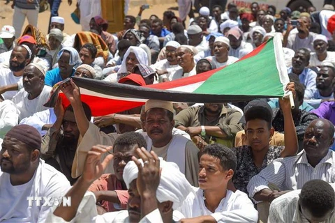 Người biểu tình Sudan tập trung gần trụ sở quân đội ở thủ đô Khartoum, yêu cầu chuyển giao quyền lực cho chính quyền dân sự. (Ảnh: AFP/TTXVN)