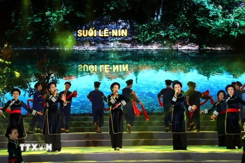Tiết mục ''Tiếng hát giữa rừng Pác Bó'' tại chương trình nghệ thuật đặc biệt kỷ niệm Ngày sinh Chủ tịch Hồ Chí Minh (19/5) và Ngày Bác Hồ ra đi tìm đường cứu nước (5/6). (Ảnh: Thanh Vũ/TTXVN)