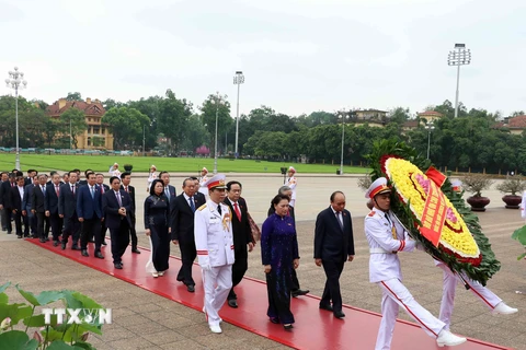 [Photo] Các đại biểu Quốc hội vào Lăng viếng Chủ tịch Hồ Chí Minh