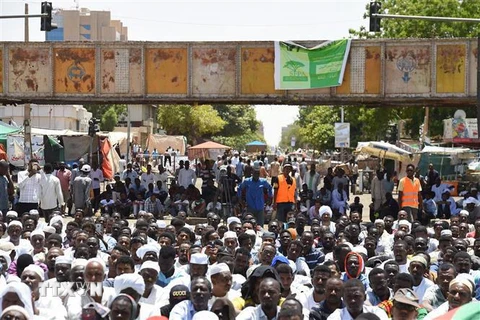 Người biểu tình tập trung tại Khartoum, Sudan, ngày 17/5/2019. (Ảnh: AFP/TTXVN)