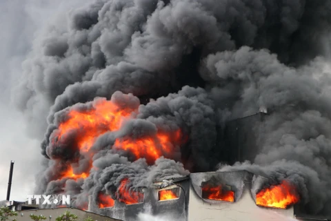 [Photo] Bình Dương: Cháy dữ dội trong khu công nghiệp Việt Hương