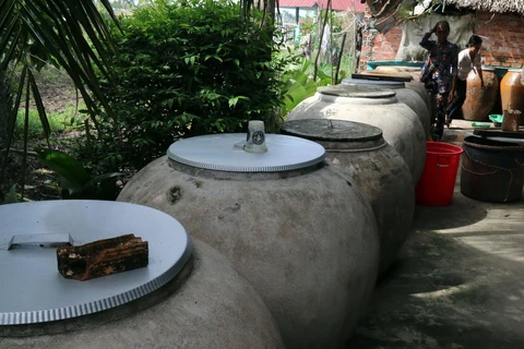 Nhiều hộ dân ngụ ấp Trung Xinh, xã Đông Thái phải mua nhiều lu chứa nước nhưng vẫn thiếu nước sinh hoạt trong mùa khô. (Ảnh: Lê Sen/TTXVN)