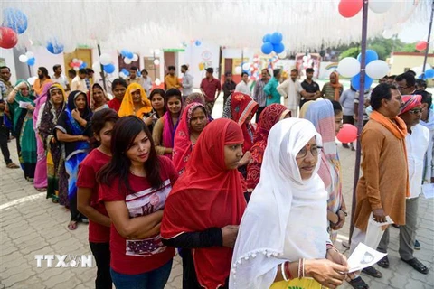 Cử tri xếp hàng chờ bỏ phiếu tại điểm bầu cử ở Allahabad, bang Uttar Pradesh, Ấn Độ ngày 12/5/2019. (Ảnh: AFP/TTXVN)