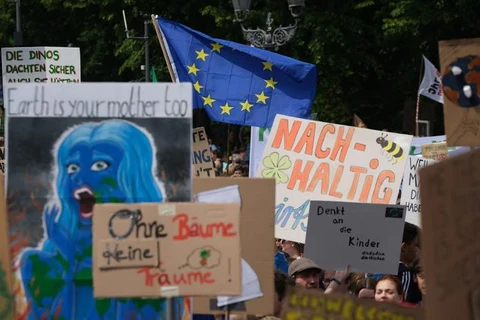 Người biểu tình tuần hành qua Cổng Brandenburg. (Nguồn: Getty images)
