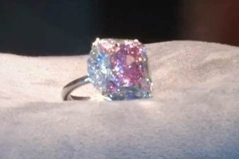 [Video] Đấu giá viên kim cương hồng tinh xảo và siêu hiếm