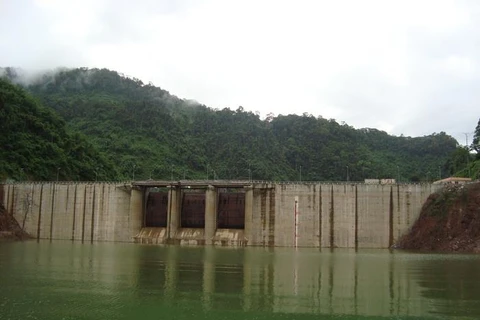 Đập chính thủy điện A Vương nhìn từ thượng lưu. (Nguồn: avuong.com)