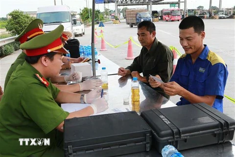 Cảnh sát test thử ma túy đối với lái xe trên cao tốc Hà Nội-Ninh Bình. (Ảnh: Doãn Tấn/TTXVN)