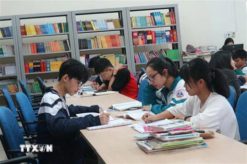 Đông đảo bạn đọc đến thư viện cộng đồng thị xã Kỳ Anh, Hà Tĩnh. (Ảnh: Hoàng Ngà/TTXVN)