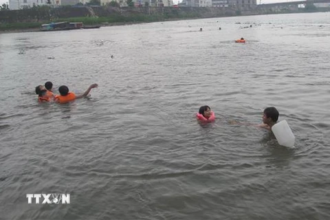Trẻ em bơi tại khu vực Núi Thúy, thành phố Ninh Bình bất chấp nguy hiểm. (Ảnh: Hải Yến/TTXVN)