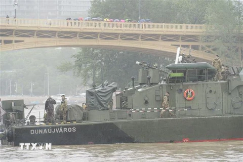 Lực lượng cứu hộ tìm kiếm nạn nhân sau vụ chìm du thuyền ở Budapest ngày 30/5/2019. (Ảnh: THX/TTXVN)