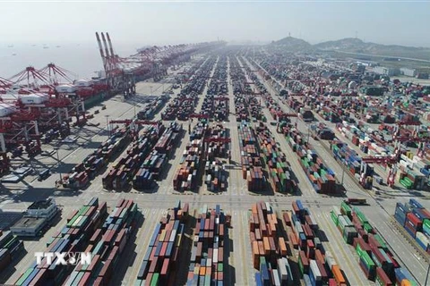 Cảng hàng hóa ở Thượng Hải, miền Đông Trung Quốc. (Ảnh: THX/TTXVN)