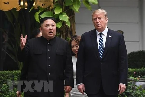 Tổng thống Mỹ Donald Trump (phải) và nhà lãnh đạo Triều Tiên Kim Jong Un (trái) tại cuộc gặp ở Hà Nội ngày 28/2/2019. (Nguồn: AFP/TTXVN)