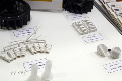 Các sản phẩm công nghiệp phụ trợ từ nhựa của doanh nghiệp Việt Nam tại một triển lãm. (Ảnh: Hy Hữu/TTXVN)
