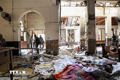 Lực lượng an ninh Sri Lanka điều tra tại hiện trường vụ nổ ở nhà thờ St. Anthony, Colombo, ngày 21/4/2019. (Ảnh: AFP/TTXVN)