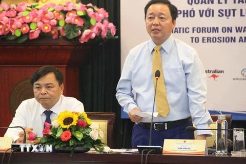 Ông Trần Hồng Hà, Bộ trưởng Bộ Tài nguyên và Môi trường phát biểu tại diễn đàn. (Ảnh: Xuân Dự/TTXVN)