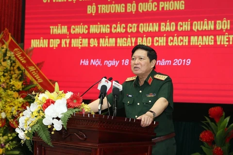 Đại tướng Ngô Xuân Lịch chúc mừng các cơ quan báo chí quân đội nhân kỷ niệm 94 năm Ngày Báo chí cách mạng Việt Nam. (Ảnh: Dương Giang/TTXVN)