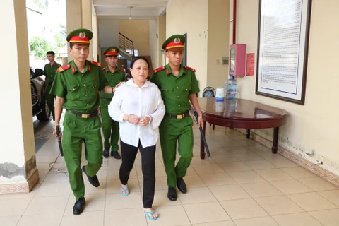 Bị cáo Trần Thị Lệ Thu (53 tuổi, hộ khẩu thường trú tại huyện Phú Giáo, Bình Dương) đang được dẫn ra hầu tòa. (Ảnh: Huyền Trang/TTXVN)