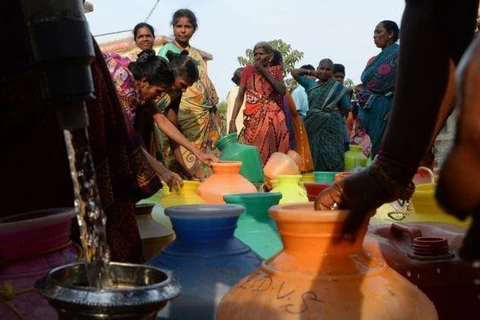 Người dân Ấn Độ xếp hàng lấy nước. (Nguồn: Getty images)