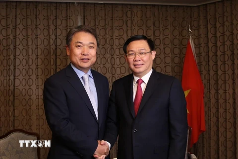 Phó Thủ tướng Vương Đình Huệ và Phó Chủ tịch tập đoàn Hyundai. (Ảnh: Mạnh Hùng/TTXVN)