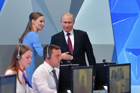 Tổng thống Nga Vladimir Putin trước khi bắt đầu cuộc giao lưu trực tuyến với toàn thể người dân, tại Moskva ngày 20/6/2019. (Ảnh: AFP/TTXVN)