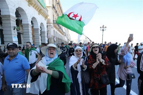 Biểu tình tại thủ đô Algiers, Algeria. (Ảnh: THX/TTXVN)