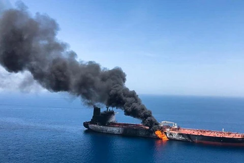 Một tàu chở dầu bị tấn công. (Nguồn: Reuters)