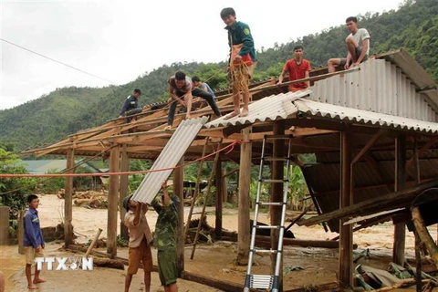 Một hộ dân ở huyện Mường Tè bị đất đá tràn vào nhà, phải tháo dỡ di dời đến nơi an toàn. (Ảnh: Việt Hoàng/TTXVN)