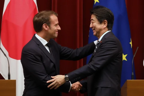 Thủ tướng Nhật Bản Shinzo Abe (phải) và Tổng thống Pháp Emmanuel Macron trong cuộc họp báo chung tại Tokyo ngày 26/6/2019. (Ảnh: AFP/TTXVN)