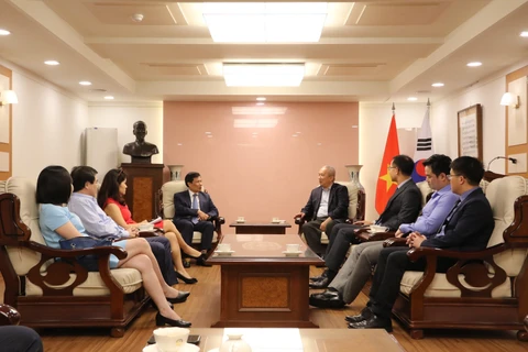 Quang cảnh cuộc làm việc của Đoàn công tác của Bộ Văn hóa, Thể thao và Du lịch Việt Nam với Đại sứ quán Việt Nam tại Hàn Quốc. (Ảnh: Mạnh Hùng/TTXVN)