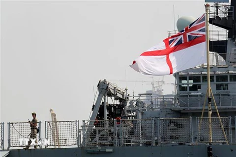 Tàu sân bay HMS Albion của Hải quân Hoàng gia Anh. (Ảnh: AFP/TTXVN)