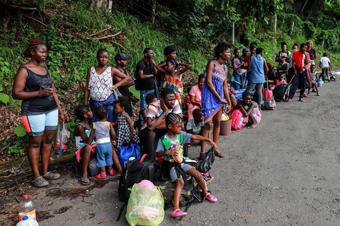 Người di cư xếp hàng bên ngoài cơ quan di trú ở Tapachula, bang Chiapas, Mexico trong hành trình tới Mỹ ngày 27/6/2019. (Ảnh: AFP/TTXVN)