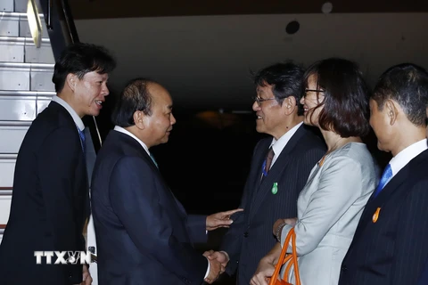 [Photo] Thủ tướng Nguyễn Xuân Phúc đến Tokyo, bắt đầu thăm Nhật Bản
