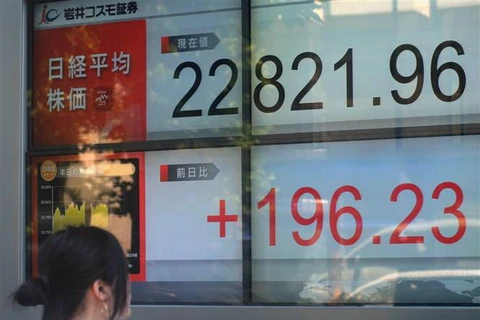 Bảng tỷ giá chứng khoán tại Sàn giao dịch ở Tokyo, Nhật Bản. (Ảnh minh họa. AFP/TTXVN)