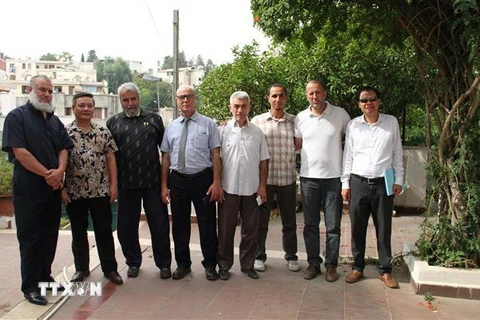 Đại sứ Phạm Quốc Trụ (thứ 2, từ trái sang) chụp ảnh lưu niệm cùng lãnh đạo Liên đoàn Võ cổ truyền Việt Nam tại Algeria. (Ảnh: Tấn Đạt/TTXVN)