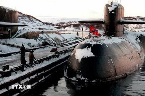 Tàu ngầm hạt nhân của Nga ở căn cứ hải quân thành phố Severomorsk, nơi tàu lặn của quân đội Nga neo đậu sau vụ hỏa hoạn. (Ảnh: AP/TTXVN)