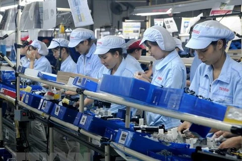 Sản xuất linh kiện điện tử tại Công ty Tenma, Khu công nghiệp Quế Võ. (Ảnh: Thái Hùng/TTXVN)