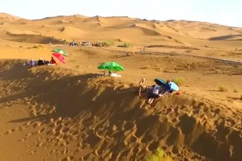 [Video] Liệu pháp tắm cát giữa mùa Hè sa mạc ở Trung Quốc