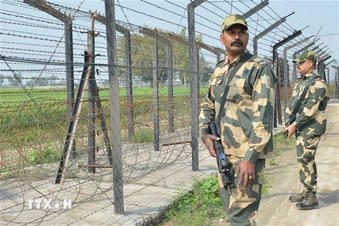 Lực lượng an ninh biên giới Ấn Độ tuần tra tại khu vực ngoại ô Amritsar, biên giới Ấn Độ-Pakistan. (Ảnh: AFP/TTXVN)