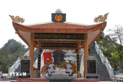 Đài hương 468 tưởng niệm các anh hùng liệt sỹ đã anh dũng hy sinh tại mặt trận Vị Xuyên (Hà Giang). (Ảnh: Nguyễn Chiến/TTXVN)