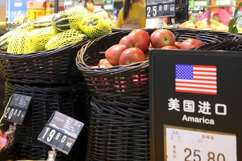 Hoa quả nhập khẩu từ Mỹ được bày bán tại một siêu thị ở Bắc Kinh, Trung Quốc. (Ảnh: TTXVN phát)