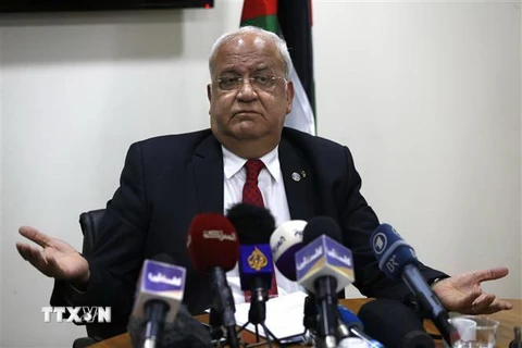 Tổng Thư ký Tổ chức Giải phóng Palestine (PLO) Saeb Erekat tại cuộc họp báo ở thành phố Ramallah, Khu Bờ Tây. (Ảnh: AFP/TTXVN)