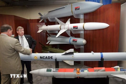 Mô hình tên lửa của công ty Raytheon được trưng bày tại triển lãm hàng không và không gian ở Washington, DC, Mỹ. (Ảnh: AFP/TTXVN)