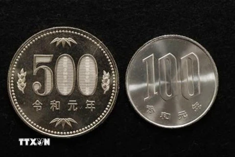 Đồng tiền xu mới mệnh giá 500 yen (trái) và 100 yen (phải) với dòng chữ ''Lệnh Hòa nguyên niên''. (Ảnh: Kyodo/TTXVN)