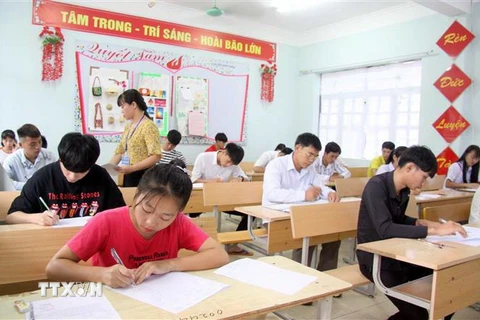 Thí sinh dự thi tại điểm thi Trường Trung học phổ thông Than Uyên, huyện Than Uyên tỉnh Lai Châu. (Ảnh: Quý Trung/TTXVN)