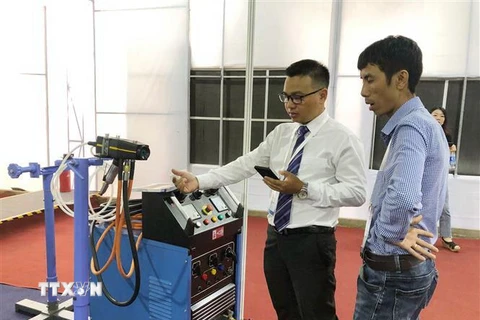 Các công ty trình diễn thiết bị, máy móc tự động hóa tại MTA Vietnam 2019. (Ảnh: Mỹ Phương/TTXVN)